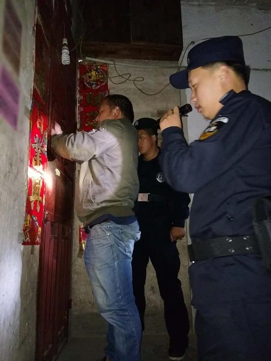 兴隆镇粗心妈妈误将幼女锁家中 民警全城寻开锁师傅开门